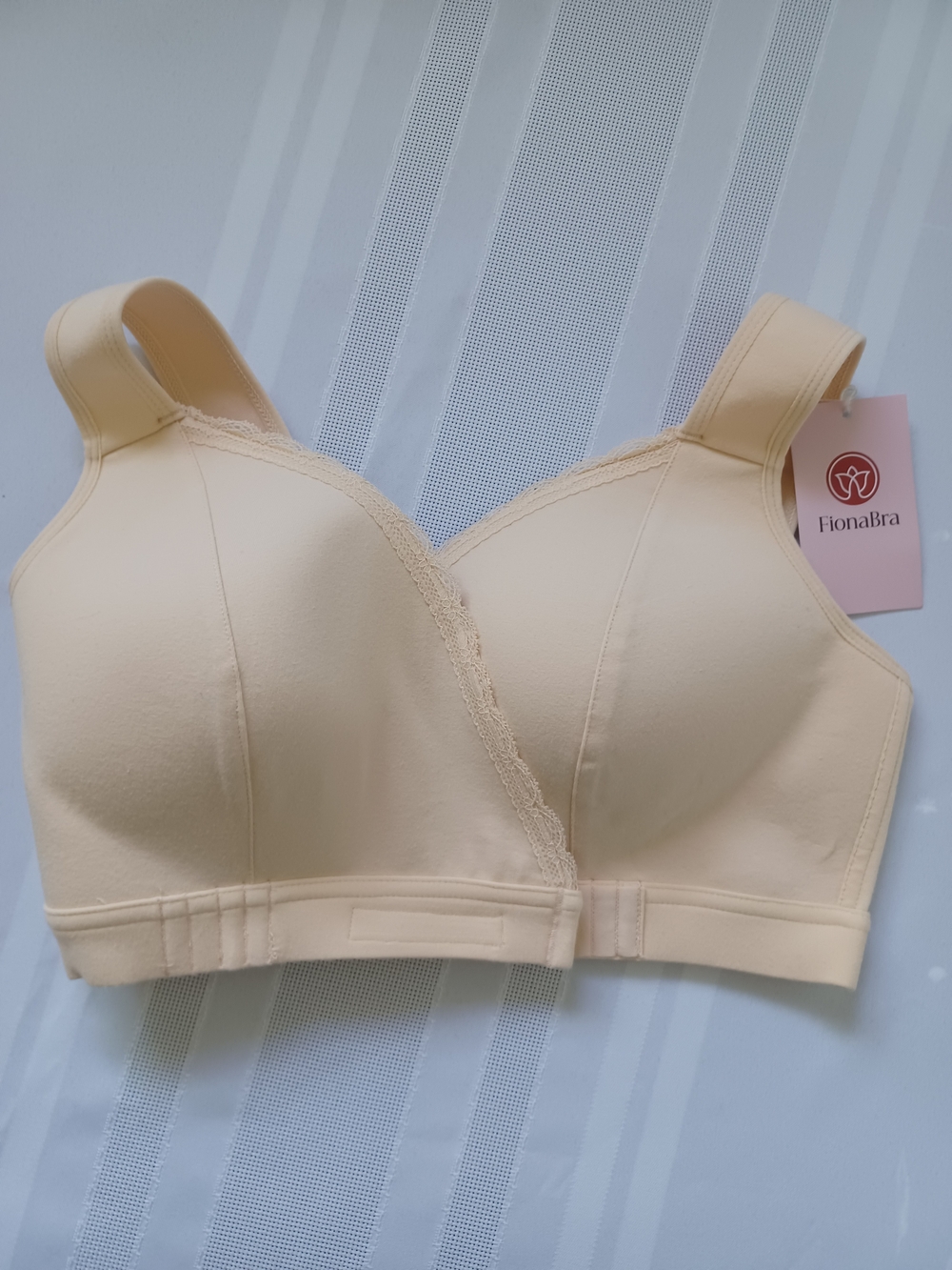Fiona Bra Wireless Front Wrap Closure Wide Strap Nude Comfort Medium NWT Medium